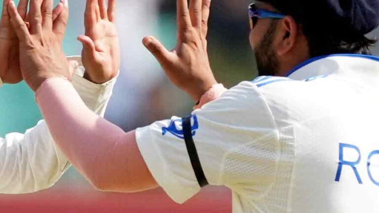 রাজকোট টেস্টে কালো আর্ম ব্যান্ড পরে মাঠে নামেন টিম ইন্ডিয়া, বিস্তারিত জানালেন BCCI 