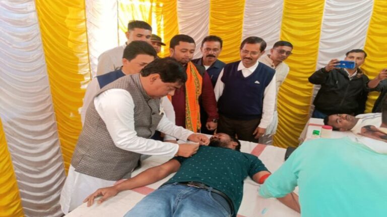 ব্লাড ব্যাংক গুলিতে রক্তের সংকট দূরীকরণে এগিয়ে আসতে আহ্বান মেয়র দীপক মজুমদার এর