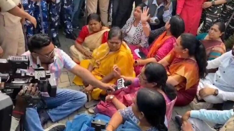 পশ্চিমবঙ্গের সন্দেশখালিতে কেন্দ্রীয় নেতৃত্বদের নিয়ে রাস্তায় বসে প্রতিবাদ প্রতিমা ভৌমিক
