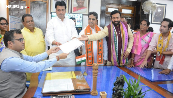 পশ্চিম ত্রিপুরা আসনে মনোনয়ন পত্র জমা দিলেন বিজেপি প্রার্থী  বিপ্লব কুমার দেব