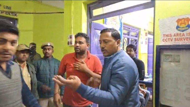 আইন হাতে তুলে নিতে বাধা দেওয়ায় এলাকাবাসীর হাতে আক্রান্ত পুলিশ, আটক ৬