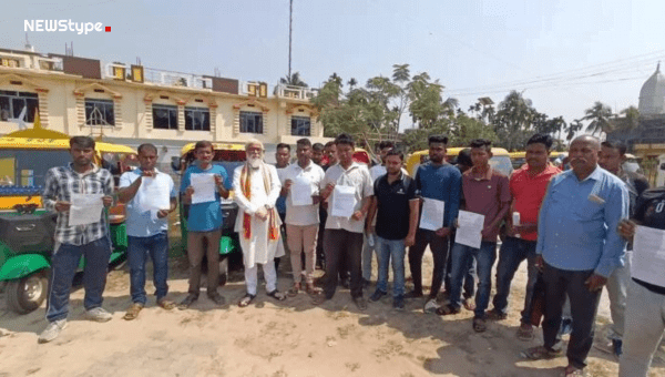 খয়েরপুরে একসঙ্গে ৫০ জন বেকারের হাতে অটোর পারমিট তুলে দিলেন বিধায়ক রতন চক্রবর্তী
