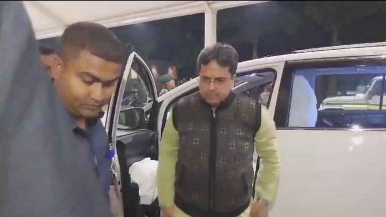 জরুরী তলবে দিল্লি গেলেন মুখ্যমন্ত্রী, এডিসি-র চেয়ারম্যান সহ