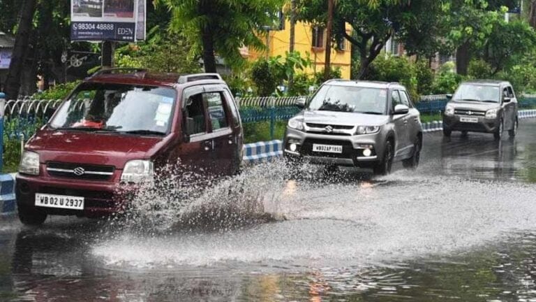 জল জমা রাস্তায় চারচাকা চালানোর সময় বিপদ এড়াতে ৫ নিয়ম মেনে চলুন