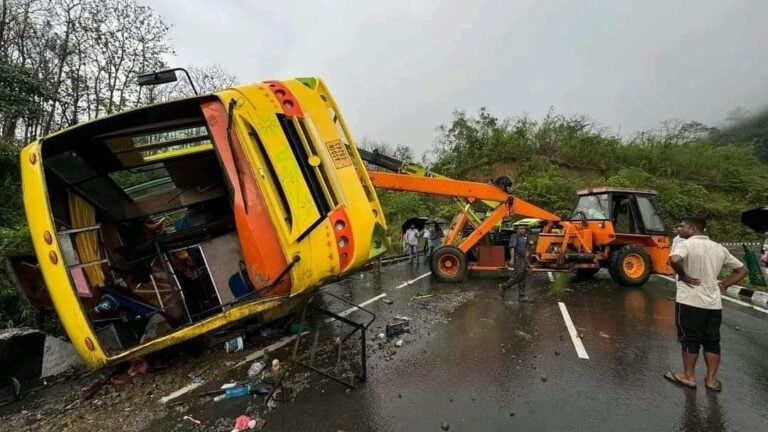 ত্রিপুরার ছাত্র ছাত্রীরা ব্যাংকের পরীক্ষা দিতে যাওয়ার পথে ভয়াবহ বাস দূর্ঘটনার শিকার! মৃত ১