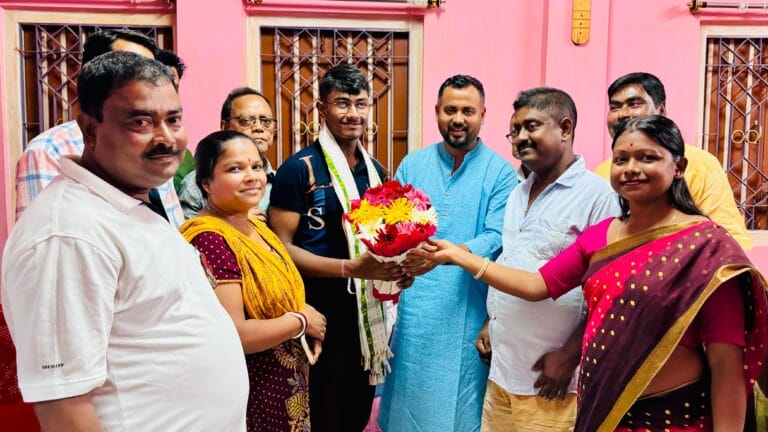 বিশালগড়ের দুই কৃতি ছাত্রকে সম্বর্ধনা জানালেন যুব মোর্চার সভাপতি  বিধায়ক সুশান্ত দেব