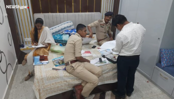 পুলিশ গুলি কান্ডের ঘটনার তদন্তে নেমে পুলিশ তিন এক্সিকিউটিভ ম্যাজিস্ট্রেটের উপস্থিতিতে তল্লাশি চালালো দুজনের বাড়িতে