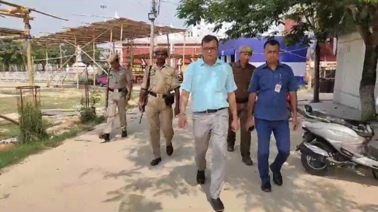 স্ট্রং রুমের নিরাপত্তা ব্যবস্থা খতিয়ে দেখতে যান পশ্চিম ত্রিপুরা লোকসভার রিটার্নিং অফিসার