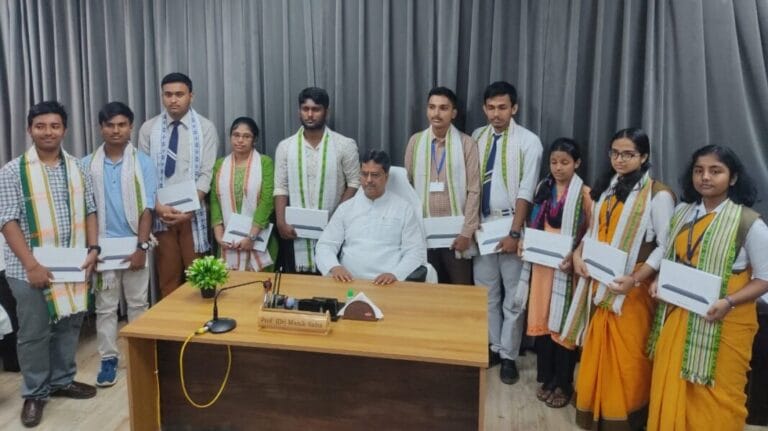 মাধ্যমিক এবং উচ্চ মাধ্যমিক পরীক্ষায় উত্তীর্ণ কৃর্তী ছাত্র-ছাত্রীদের সংবর্ধনা প্রদান